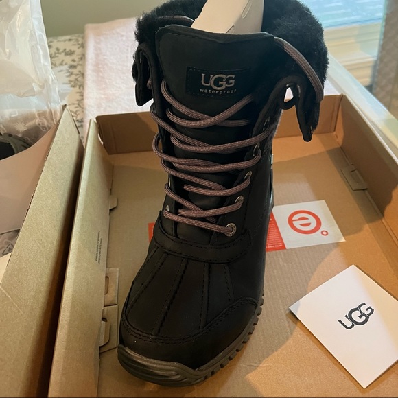 NEW IN BOX• Size UGG Adirondack Exotic Boots